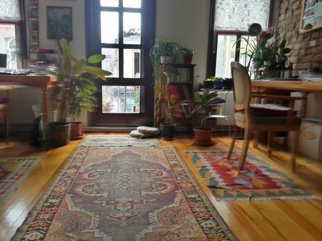 Kadıköy Yeldeğirmeninde 3 katlı tarihi dokusu olan bahçeli bina