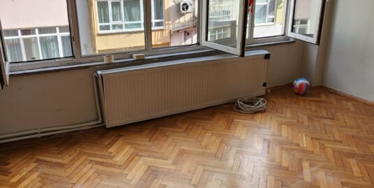 Kadıköy Rasimpaşa Yeldeğirmeni ana caddede 2+1 temiz daire