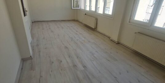 Kadıköy Yeldeğirmeninde merkiz konumda 80 m2 2+1 4.kat daire