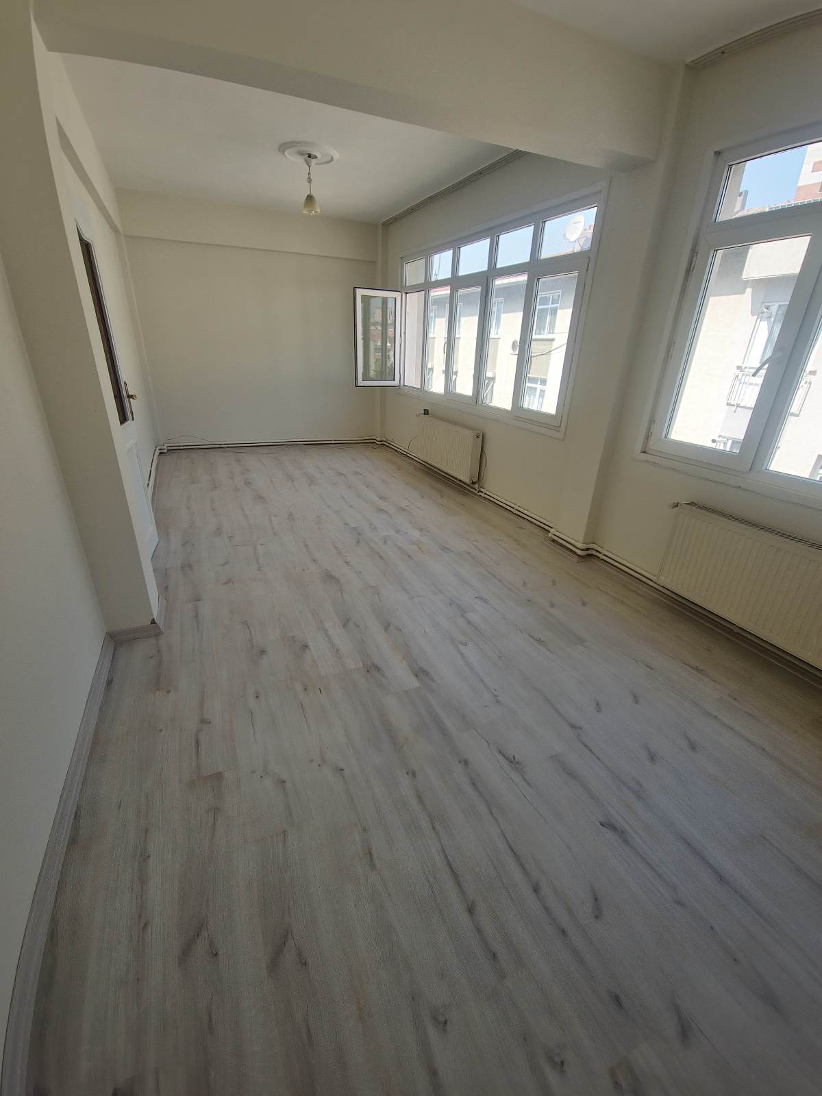 Kadıköy Yeldeğirmeninde merkiz konumda 80 m2 2+1 4.kat daire